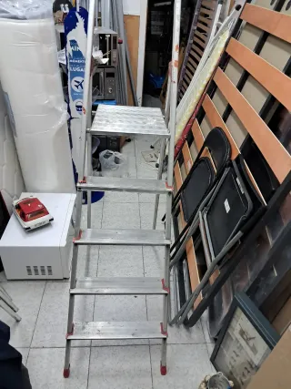 Escalera plegable de aluminio