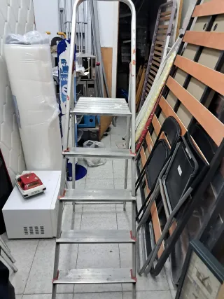 Escalera plegable de aluminio