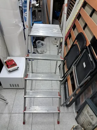 Escalera plegable de aluminio