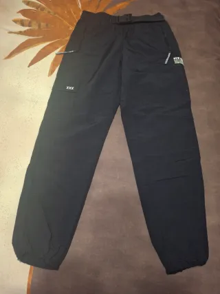 Pantalón deportivo negro con cinturón de Polinesia