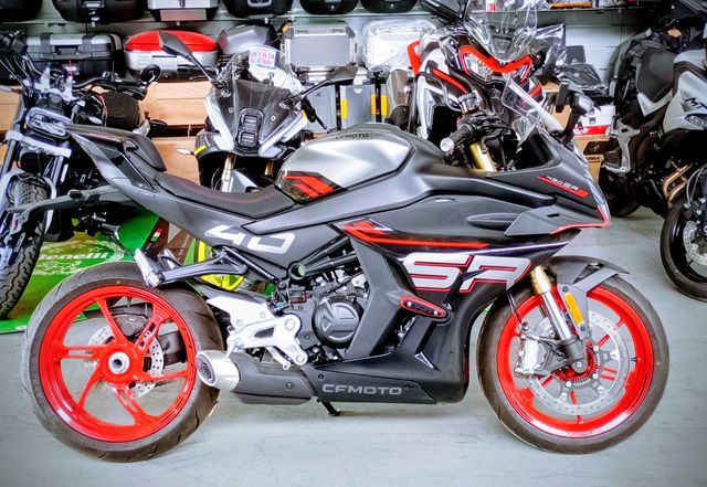 CF Moto 450 SRS Negra y Roja