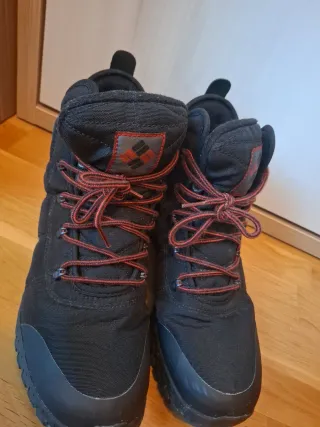 Botas Columbia Negras y Rojas