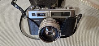 Cámara Yashica Plata y Negra Electro 35