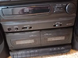 Minicadena de sonido Sanyo DC-D3U con altavoces