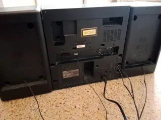 Minicadena de sonido Sanyo DC-D3U con altavoces