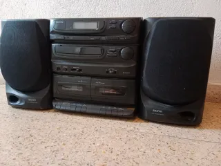 Minicadena de sonido Sanyo DC-D3U con altavoces