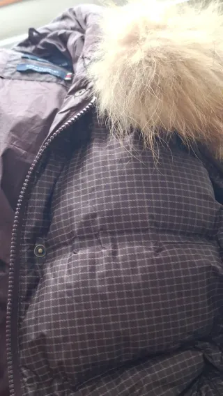 Chaleco plumífero hiperligero pluma natural.