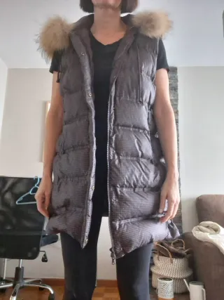 Chaleco plumífero hiperligero pluma natural.