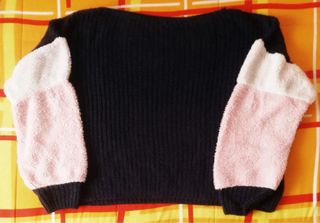 Jersey Bershka negro y rosa