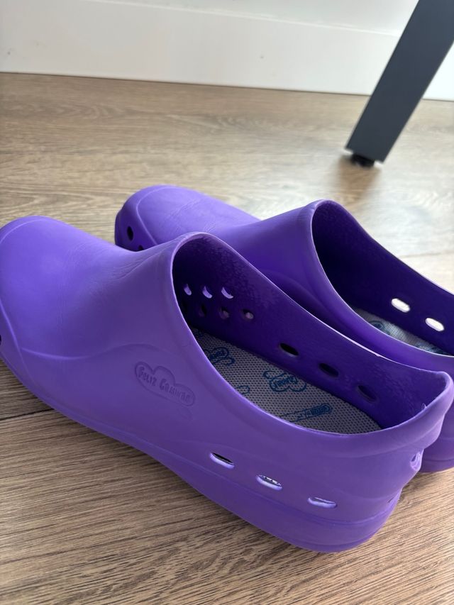 Zuecos Sanitarios Feliz Caminar Morado