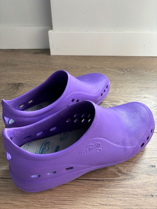 Zuecos Sanitarios Feliz Caminar Morado