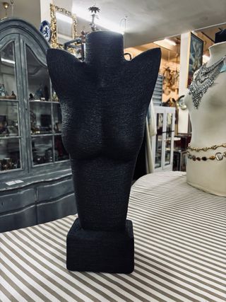 Busto expositor negro para joyería