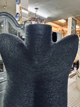 Busto expositor negro para joyería