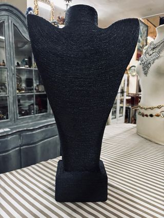 Busto expositor negro para joyería