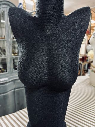 Busto expositor negro para joyería