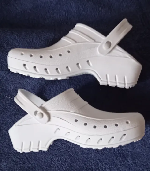 Zuecos Perforados Antideslizantes Talla 37/38