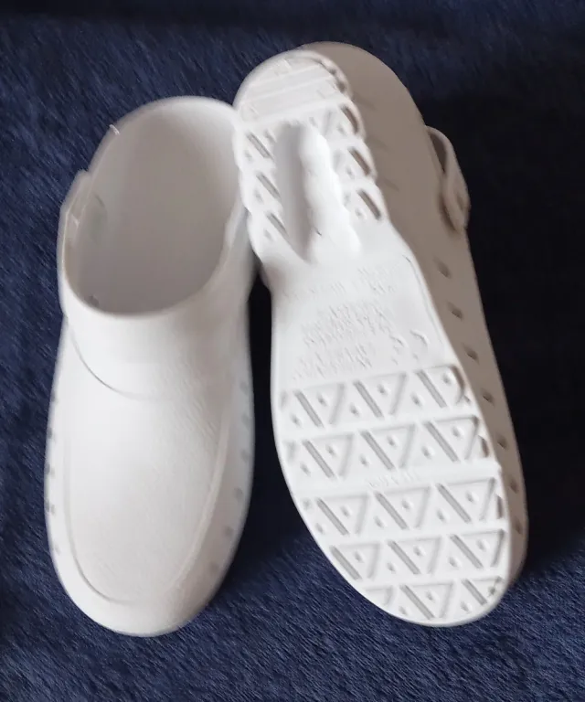 Zuecos Perforados Antideslizantes Talla 37/38