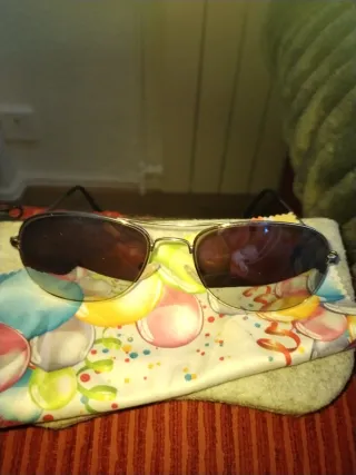 Gafas de sol aviador con los cristales  plateados.