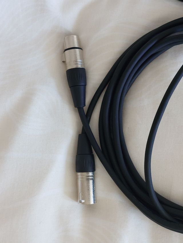 Micrófono y Soporte Negro/Dorado