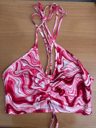 Top rosa con estampado abstracto