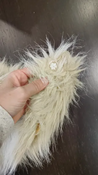 Estola de pelo beige y dorado