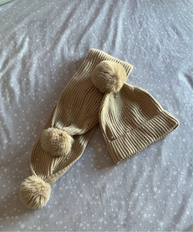 Conjunto Zara Gorro y Bufanda Beige Pompones