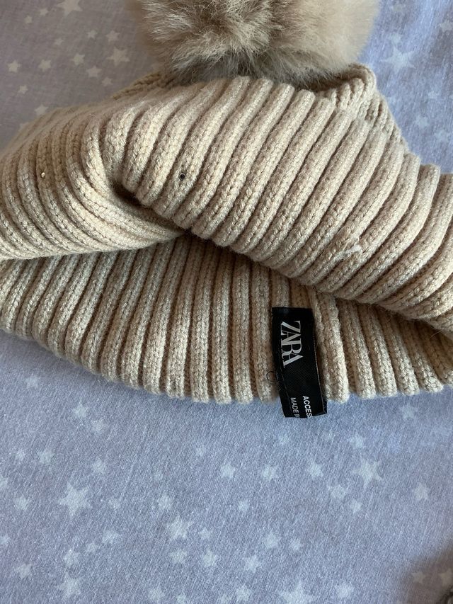 Conjunto Zara Gorro y Bufanda Beige Pompones
