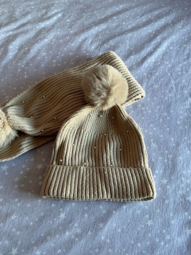 Conjunto Zara Gorro y Bufanda Beige Pompones