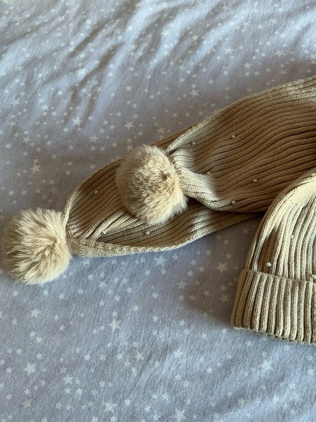Conjunto Zara Gorro y Bufanda Beige Pompones