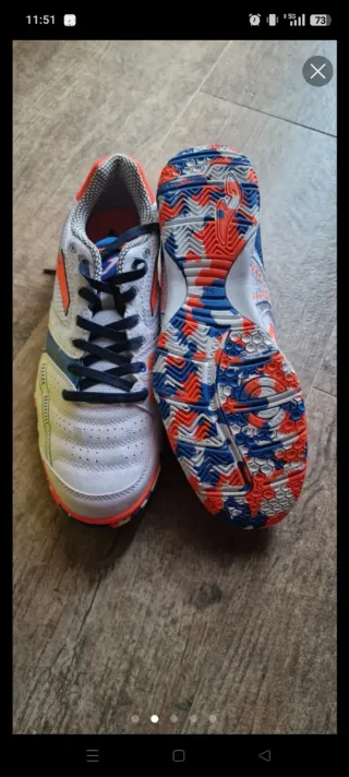 Botas de fútbol Joma blancas y naranjas