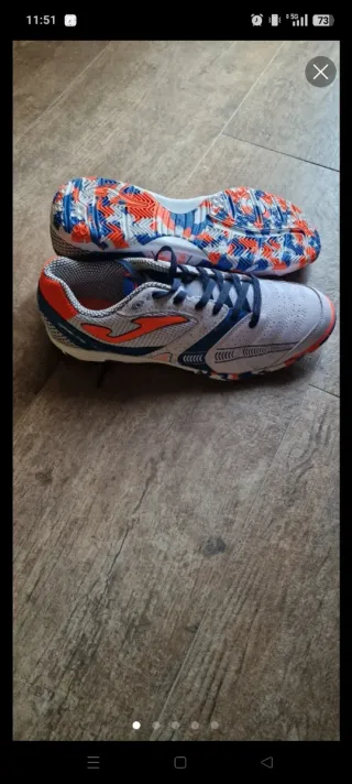 Botas de fútbol Joma blancas y naranjas