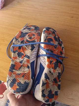 Botas de fútbol Joma blancas y naranjas