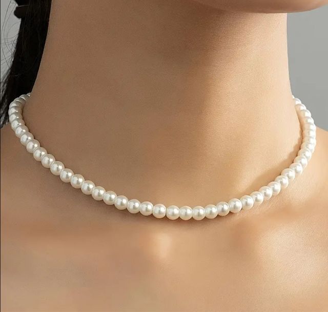 Elegante collana di perle bianche