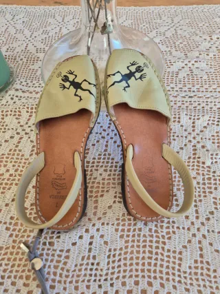 Avarcas Beige y Negro Talla 37