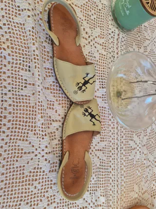 Avarcas Beige y Negro Talla 37