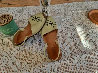 Avarcas Beige y Negro Talla 37