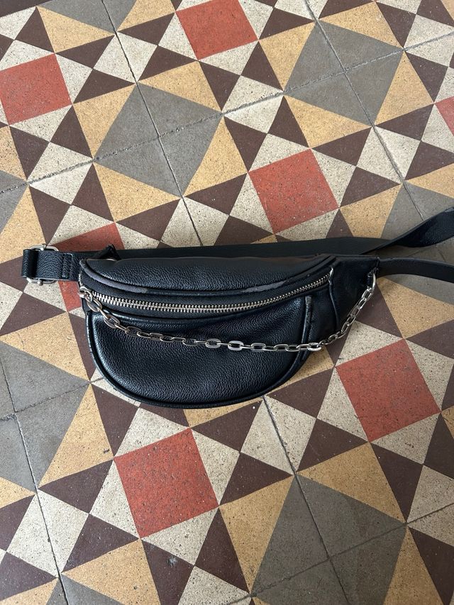 Bolsa de cintura preta com corrente