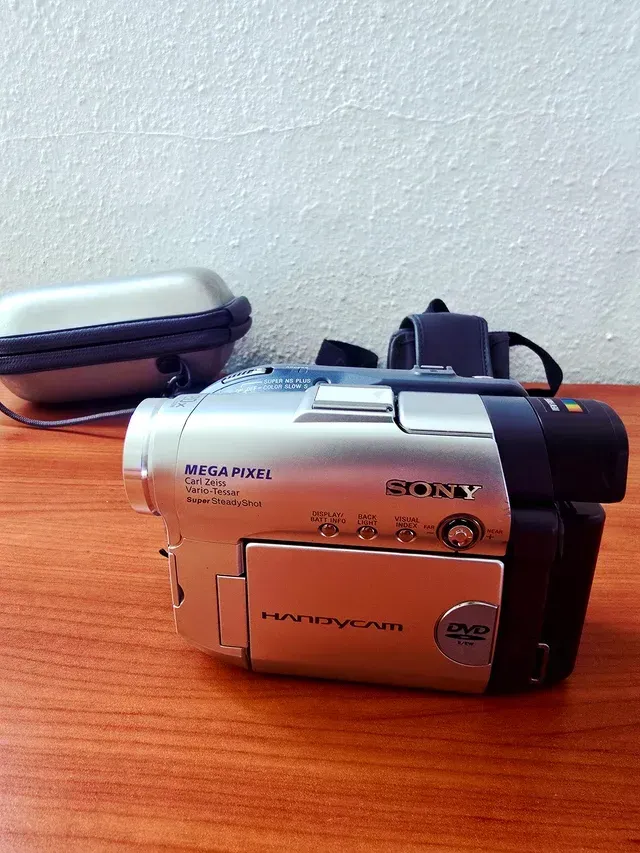Sony Handycam DVD Camcorder Plata
