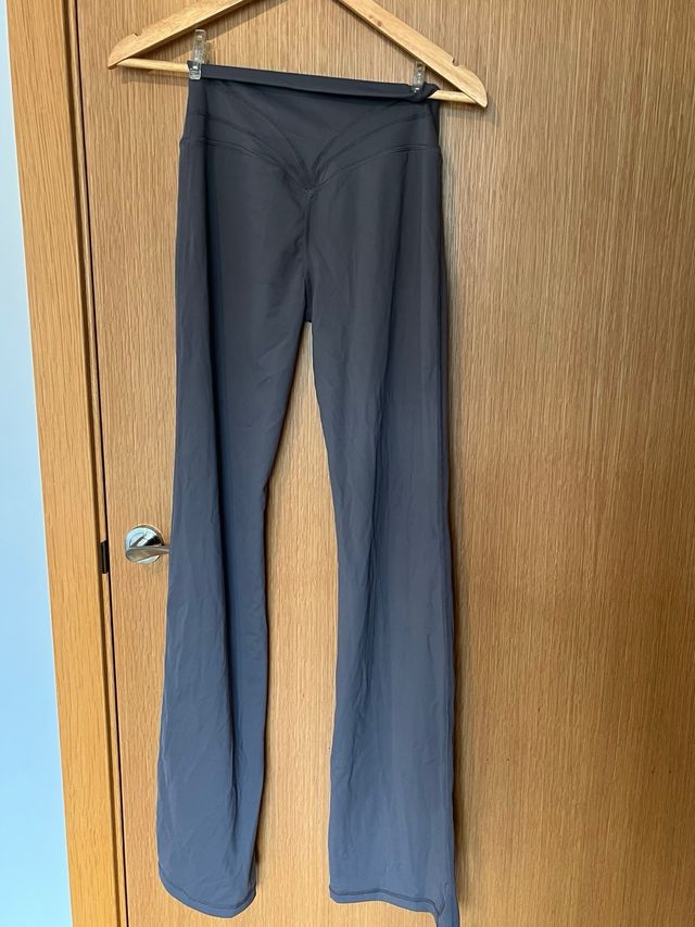 Pantalones deportivos acampanados grises