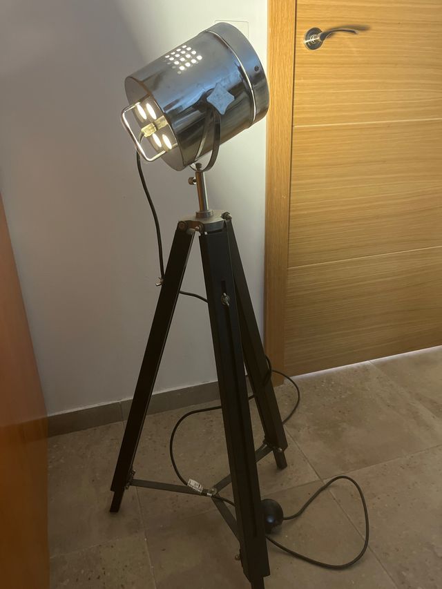 Lámpara Trípode Foco Metálico