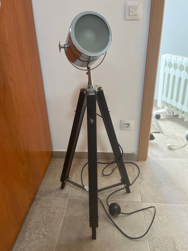 Lámpara Trípode Foco Metálico