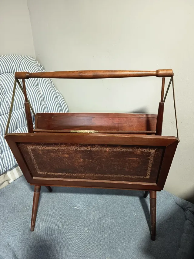 Revistero madera y cuero antiguo