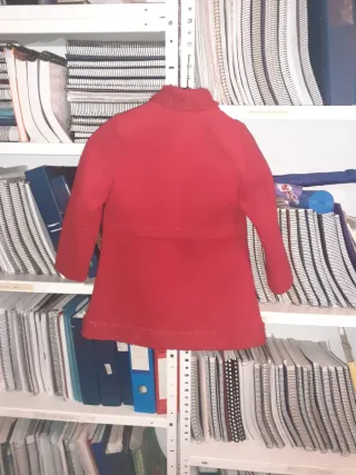Abrigo rojo niña 6 años, solo dos posturas