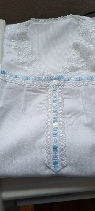 Camisón blanco con detalles azules
