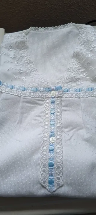 Camisón blanco con detalles azules