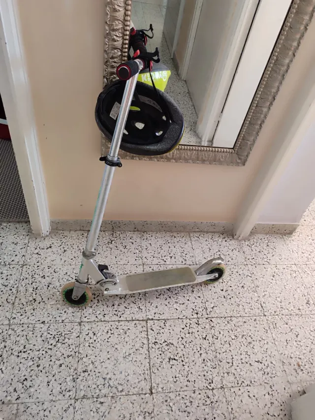 Patinete infantil Kiddy con casco