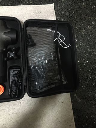 Pistola massaggiante nera con custodia