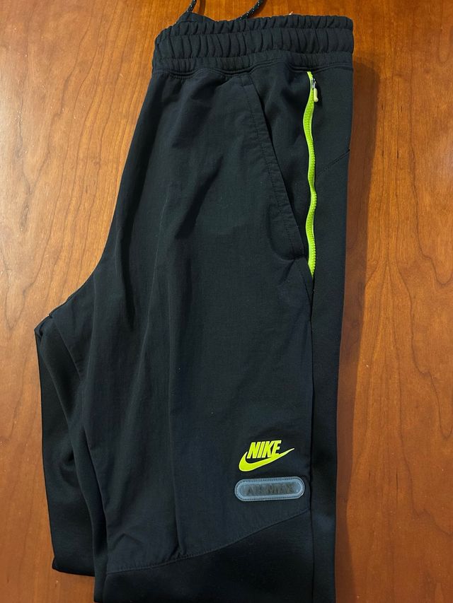 Pantaloni Nike air Max  neri con zip verde