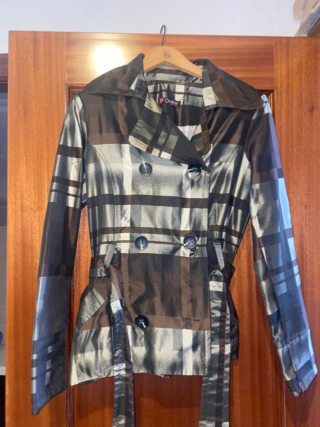 Gabardina a cuadros marrón y plateada