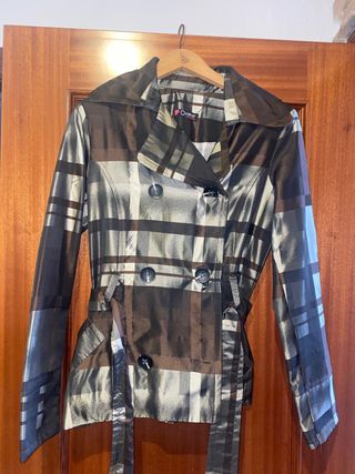 Gabardina a cuadros marrón y plateada